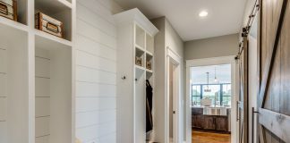14 Tips on How to Organize a Mudroom