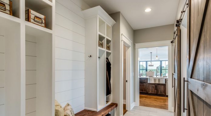 14 Tips on How to Organize a Mudroom